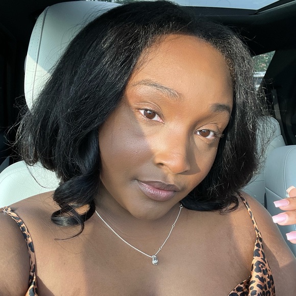 adorn_amari